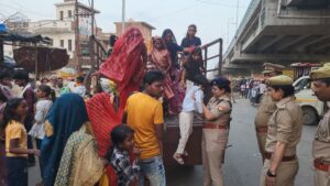 फोटो:- ट्राली से सवारियों को उतारती तथा वाहनों के चालान करवाती सीओ आयुषी सिंह।